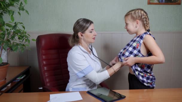 Pediatra Słuchający Płuc Młodej Dziewczyny Stetoskopem Koncepcja Opieki Zdrowotnej Nad — Wideo stockowe