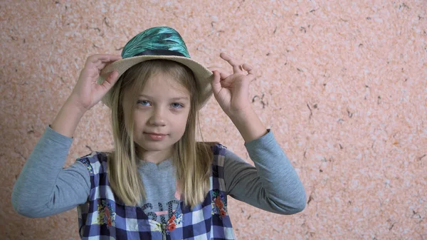 Una Niña Edad Escolar Pone Sombrero Verano Ella Mira Cámara — Foto de Stock