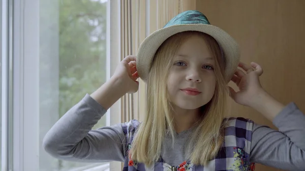Маленькая Модница Примеряет Стильную Летнюю Шляпу Дома — стоковое фото