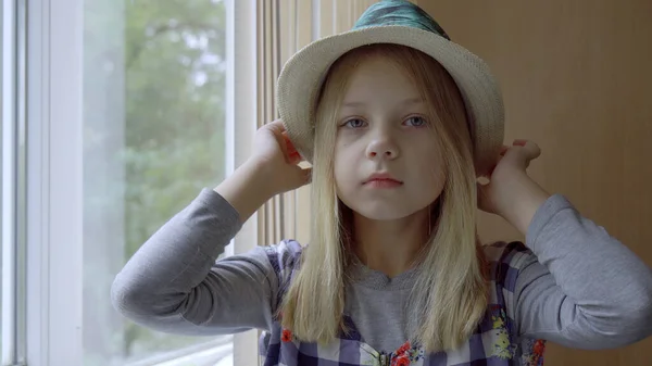 Молодая Девушка Примеряет Летнюю Шляпу Своем Доме Окна — стоковое фото