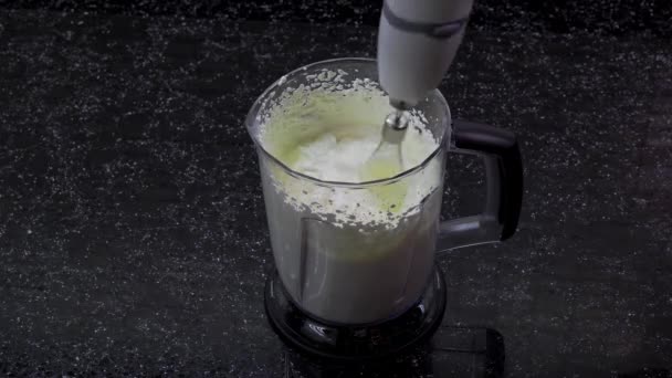 Whipping Κρέμα Γάλακτος Ένα Μπλέντερ Ένα Γυάλινο Μπολ Στην Κουζίνα — Αρχείο Βίντεο