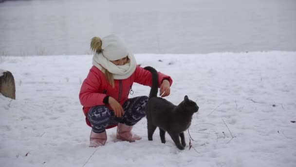 Genç Bir Kız Kışın Karda Kedisini Gezdirir Hayvanını Sev — Stok video