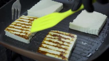 Kızarma sırasında peynir parçaları yapmak. Lanet kabuk..
