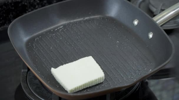 Siyah Eldivenli Bir Beyaz Peynir Parçalarını Kızgın Tavaya Koyar — Stok video