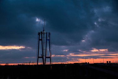 Ukrayna, Zaporozhye 'de kablo destekli bir köprünün yüksek kolonları. Gün batımı.