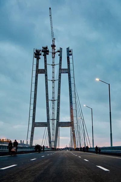 Wysokie Słupy Mostu Kablowego Zaporożu Ukraina Zachód Słońca — Zdjęcie stockowe