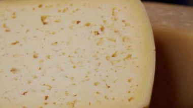 Büyük bir parça sert peynir.. 