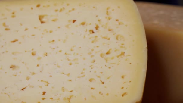 Velký kus tvrdého sýra. — Stock video