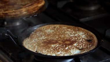 Ev mutfağında krep pişirmek..