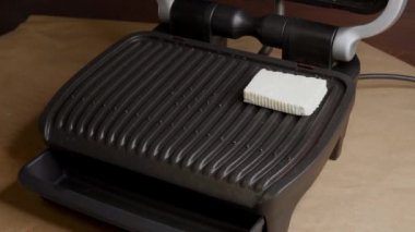 Bir kadının eli peyniri kızartır.. 