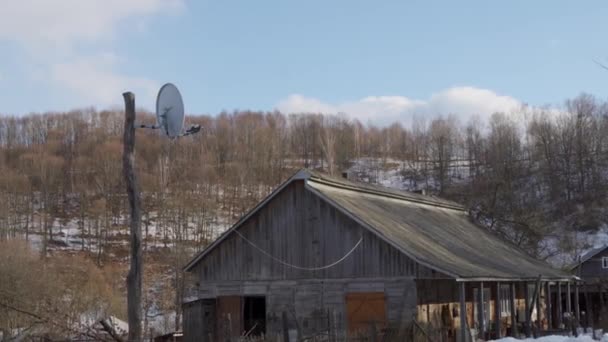 상태가 좋지 않은 오래 된 마을 집 — 비디오