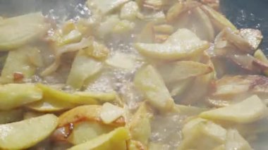 Sokak mutfağı. Kızarmış patatesleri kızgın yağda pişirmek. 