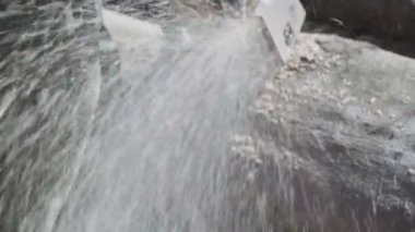 Elektrikli testereyle odun kesen bir ustanın işi.. 