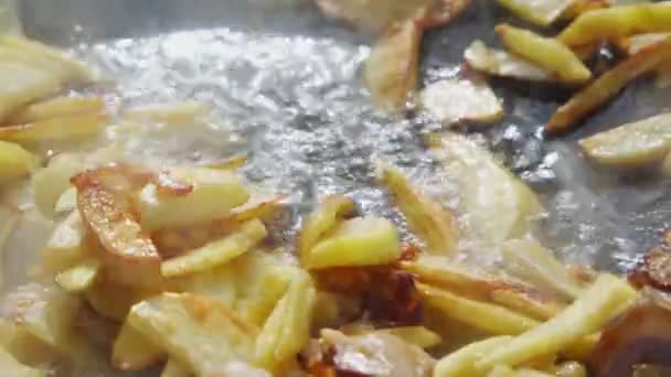 Vaření smažených brambor v oleji v ohni. — Stock video