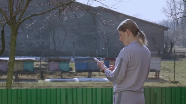 Une Jeune Femme Parle Téléphone Dans Cour Maison Utiliser Smartphone — Video