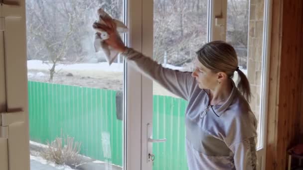 Kvinna Städar Huset Hon Tvättar Fönstren Hemmafrun Sköter Dagliga Sysslor — Stockvideo