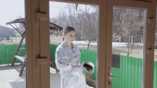 Huishouden Schoonmaken Een Landhuis Een Vrouw Regelt Alles Haar Huis — Stockvideo