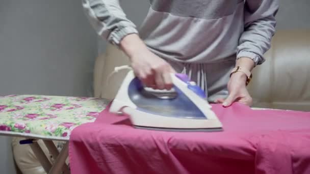 Ama Casa Mujer Planchando Ropa Cama Tabla Planchar Tareas Rutina — Vídeo de stock