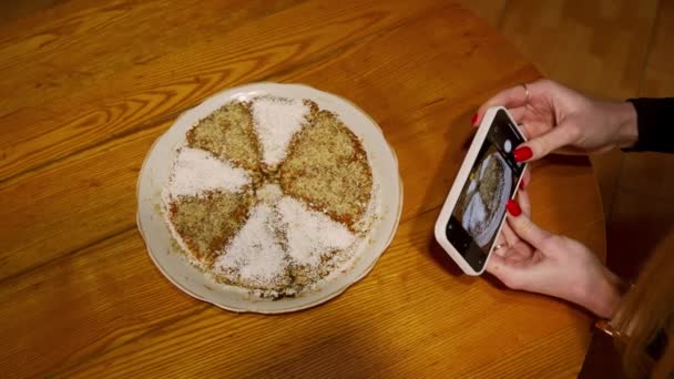 那女孩用智能手机的摄像头拍下了蛋糕 为社交媒体拍摄食物照片 — 图库视频影像
