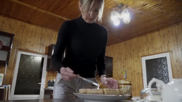 Uma Mulher Cozinha Faz Bolo Delicioso Ela Diligentemente Cobre Com — Vídeo de Stock