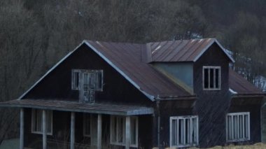 Bir zamanlar insanların yaşadığı terk edilmiş, harap bir ev. Küçük bir kasabada terk edilmiş bir yer..