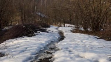 Karda bir patika, dağlık bir arazi. Uzak kırsal alanlarda off-road.