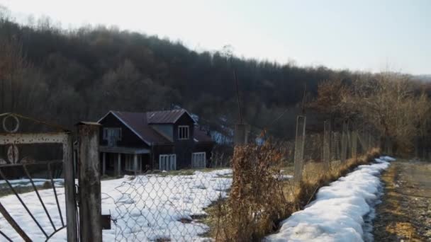 Velha Casa Abandonada Uma Área Isolada Inverno Moradia Abandonada Atrás — Vídeo de Stock