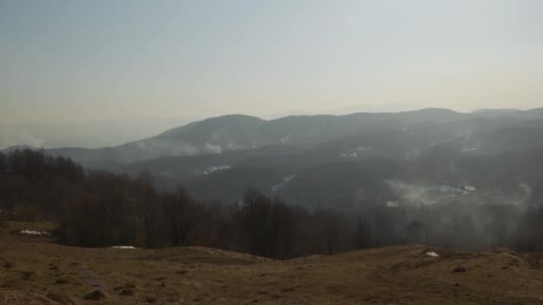 春天的山水在一些地方升起了森林大火的烟雾 生火的危险是燃烧枯木造成的 — 图库视频影像