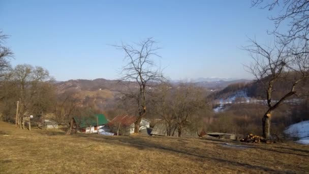 春には山の村の家に丘からの眺め 人口の少ない丘陵地帯 — ストック動画