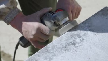 Usta bir taşla öğütücü kullanarak çalışıyor. Yakın plan..