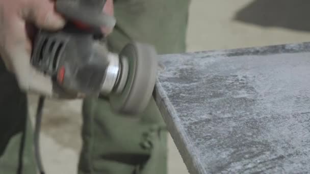 花崗岩の石をグラインダーで研削する 工作道具を巧みに使う達人の手 — ストック動画