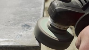 Usta bir taşla öğütücü kullanarak çalışıyor. Yakın plan..