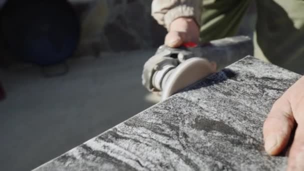 Moagem Pedra Granito Com Moedor Mãos Mestre Que Habilmente Usa — Vídeo de Stock