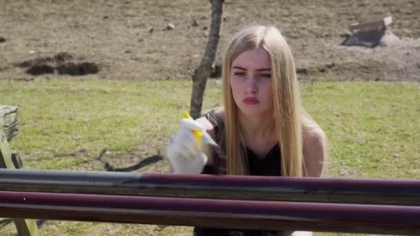 Genç Bir Kız Evinin Arka Bahçesinde Boruları Boyuyor Arka Bahçede — Stok video