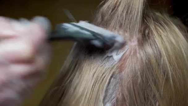 在家里给女人的头发染色 绘画过程的特写 由于不能去拜访美发师 这个女孩在家里染了头发 — 图库视频影像