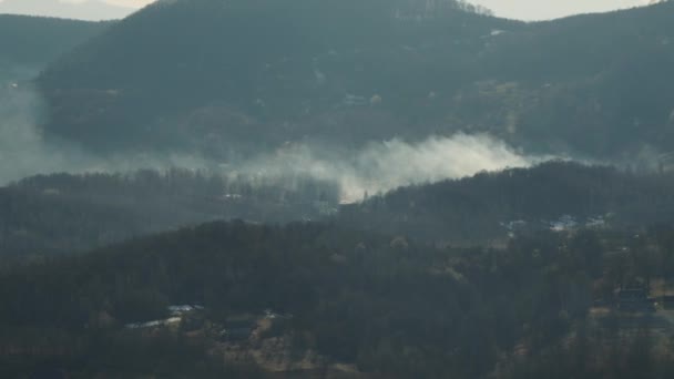Лесной Пожар Горной Местности Толстый Дым Поднимается Вершины Горы Угроза — стоковое видео