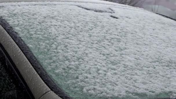 Nasser Schnee Fällt Auf Ein Geparktes Auto Die Schneebedeckte Oberfläche — Stockvideo