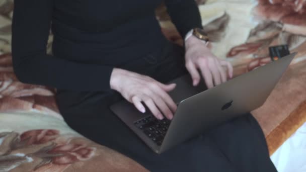 Χέρια Μιας Γυναίκας Που Πληκτρολογεί Ένα Φορητό Υπολογιστή Κρατώντας Στην — Αρχείο Βίντεο