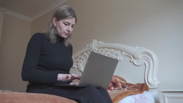 Tangan Seorang Wanita Yang Mengetik Laptop Memegangnya Pangkuannya Menggunakan Pesan — Stok Video