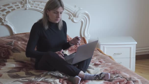 Χέρια Μιας Γυναίκας Που Πληκτρολογεί Ένα Φορητό Υπολογιστή Κρατώντας Στην — Αρχείο Βίντεο