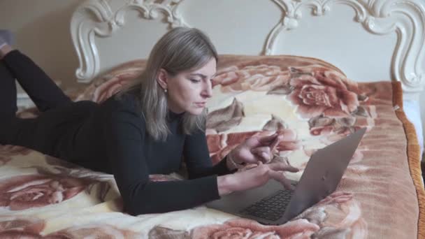 Hands Woman Who Typing Laptop Holding Her Lap Using Text — ストック動画