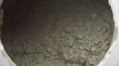 Beton harcı karıştırmak ve hazırlamak için döner karıştırıcı operasyonu. Yakın çekim, seçici odaklanma.