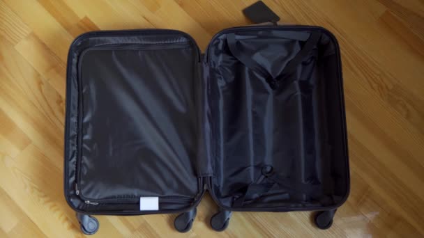 Cosas Multicolores Volando Una Maleta Recoger Cosas Para Viaje Turístico — Vídeos de Stock