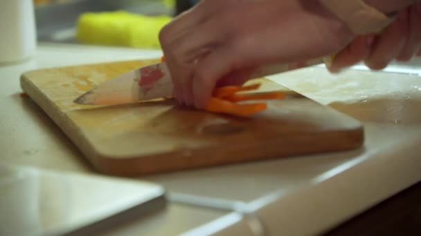 Kadın Eli Yakın Plan Havuç Dilimleme Tahta Kesme Mutfaktaki Günlük — Stok video
