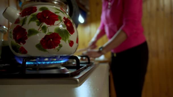 Gaz Ocağında Çaydanlık Arka Planda Bir Kadın Yemek Pişiriyor — Stok video