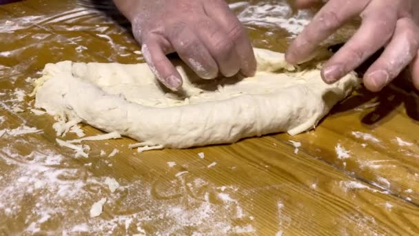 Tészta Elkészítése Házi Készítésű Sütéshez Férfiak Keze Tésztával Dolgozik Egy — Stock videók