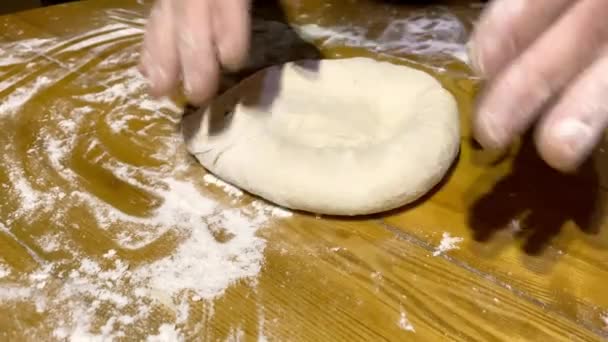 Zubereitung Des Teiges Für Das Hausgemachte Backen Männerhände Bearbeiten Den — Stockvideo