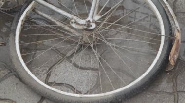 Kirli bir bisikletin tekerleği su püskürtüsüyle yıkanıyor. kırsal ulaşım.