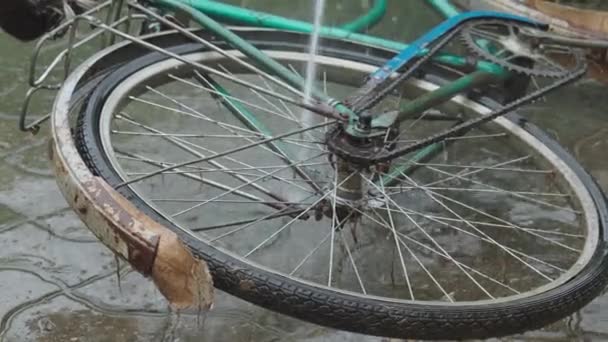 Ruota Una Vecchia Bicicletta Sporca Che Viene Lavata Con Getto — Video Stock