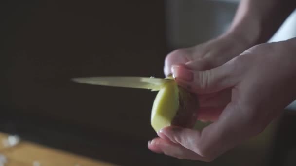 Kobiece Ręce Zajęte Gotowaniem Obieranie Krojenie Ziemniaków Gotowania Ciemne Tło — Wideo stockowe